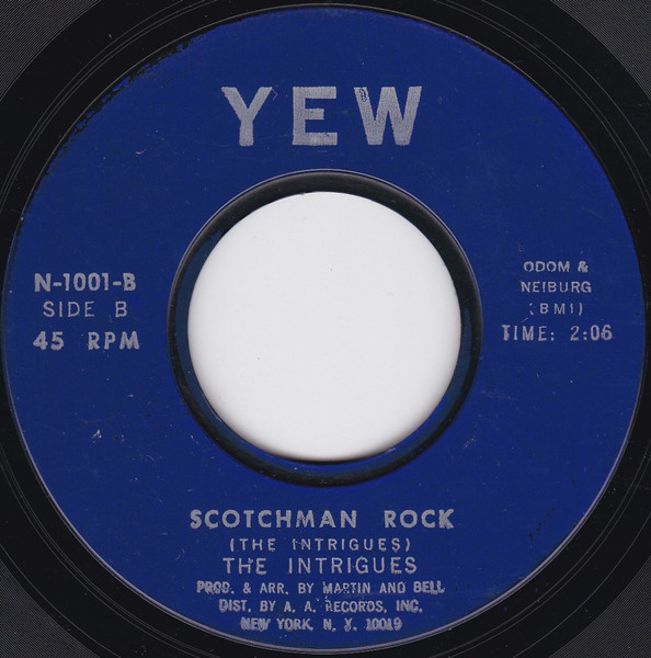 The Intrigues - In A Moment | Yew Records (N-1001) - 2